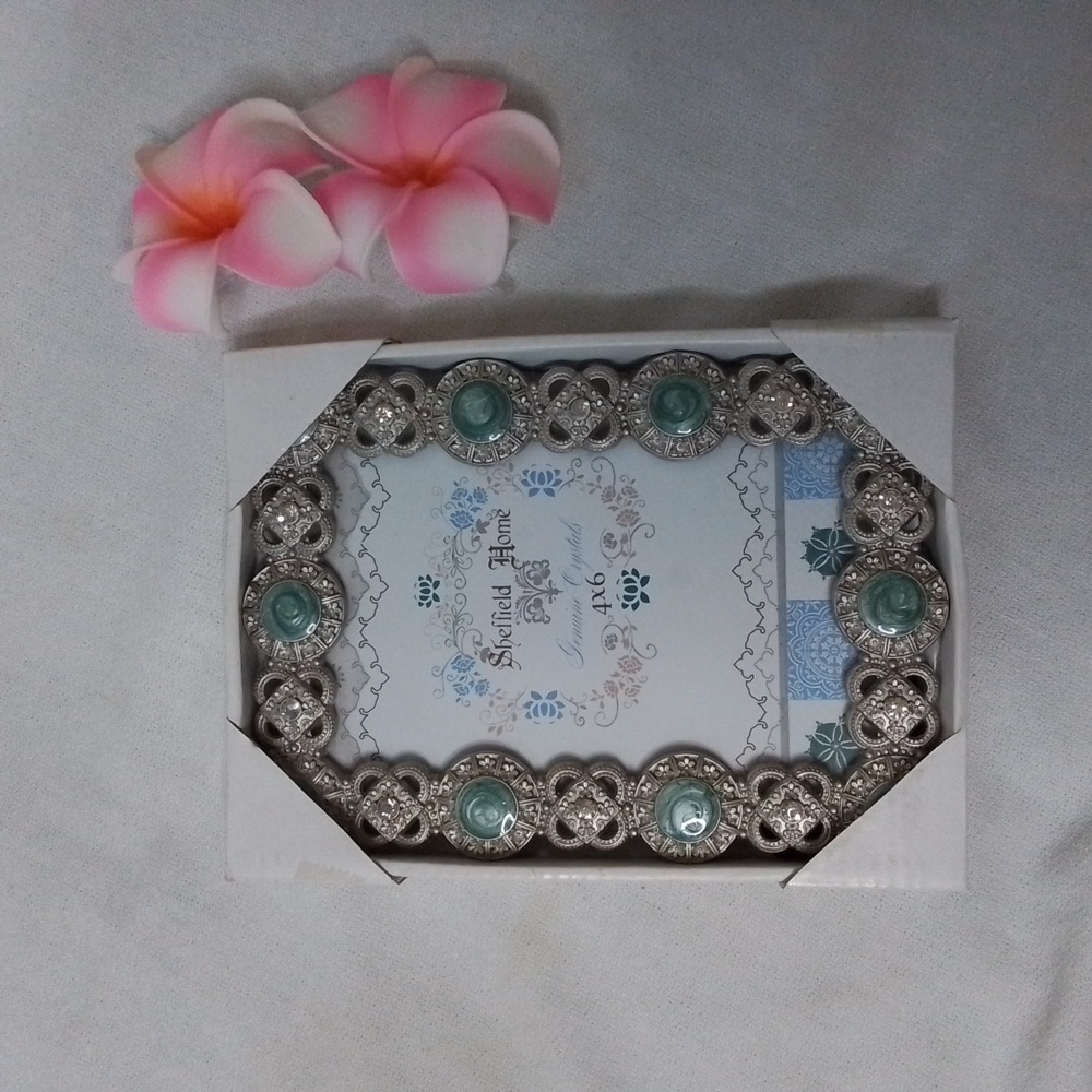 NIB Sheffield Home Genuine Crystal's 4x6 Picture frame